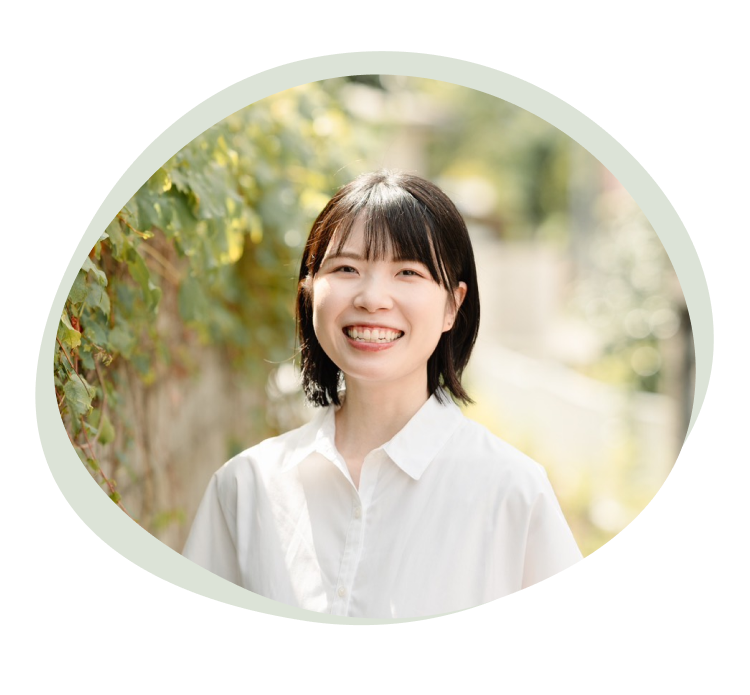 笑顔でこちらを見る齊藤彩佳